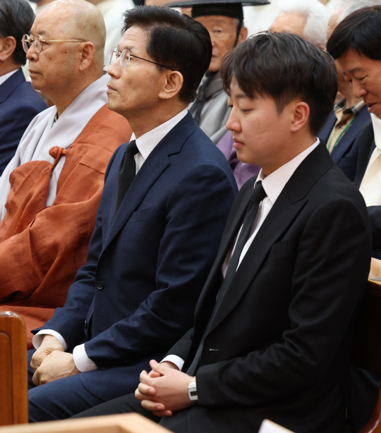 국민의힘 소속으로 대선 출마를 선언한 김문수(왼쪽) 전 고용노동부 장관과 개혁신당 대선후보로 조기 선출된 이준석(오른쪽) 의원이 14일 경북 안동시 목성동주교좌성당에서 엄수된 두봉 레나도(프랑스명 르네 뒤퐁) 주교 장례미사에서 만나 인사를 나누고 있다.<연합뉴스 사진>